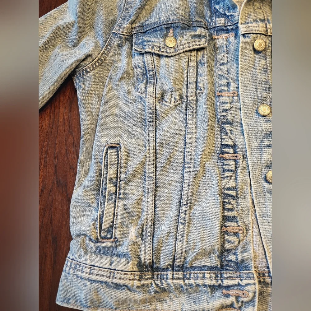 Old Navy Women's Size Medium Light Wash Button Up Distressed Denim Jean Jacket